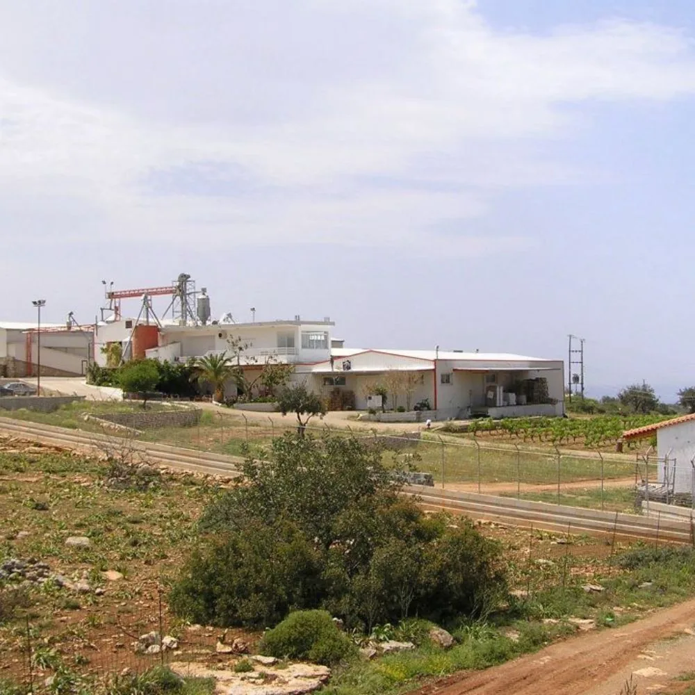 Σύγχρονα μηχανήματα της φάρμας Λαδάκης